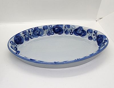 מגש אובלי כלי קרמיקה ישראלית תוצרת לפיד , סגנון ועיטורים של ערבסק. חתום מאחור . ציור 