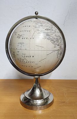 גלובוס מיוחד של מתכת ופלסטיק... מצב טוב מאוד. 
מידה 35 על 21 סמ