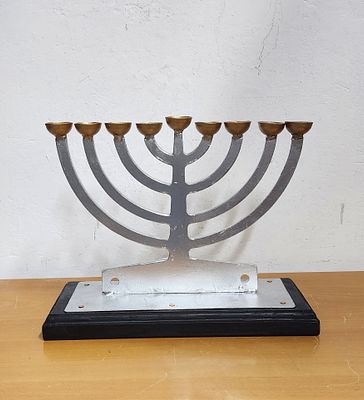 חנוכיה ממתכת מיוחדת על בסיס עץ. עבודת יד, חנוכיה לא שכיחה. גדולה . מידה: 32.5 על 14 