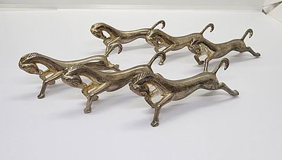 לוט של 6 סוסים , להניח עליהם סכו"ם . סוס מיוחד ממתכת לבנה . ניתן להשתמש בהם, או לנוי ודקורציה 