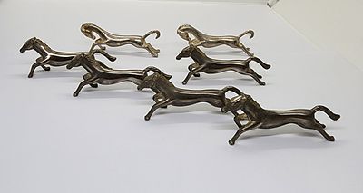 לוט של 7 סוסים , להניח עליהם סכו"ם . סוס מיוחד ממתכת לבנה . ניתן להשתמש בהם, או לנוי ודקורציה 