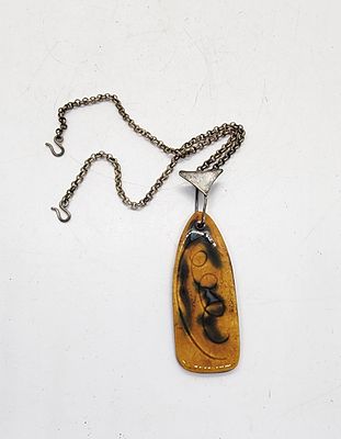 שרשרת ותליון מקרמיקה התליון חתום 925 . השרשרת לא חתומה . 
מידה: טליון 7,3*2,7 