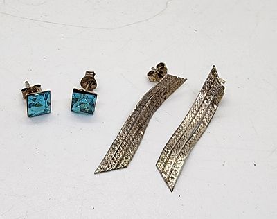 לוט של 2 עגילים מכסף . 
מידה: 4*0,6 ס״מ