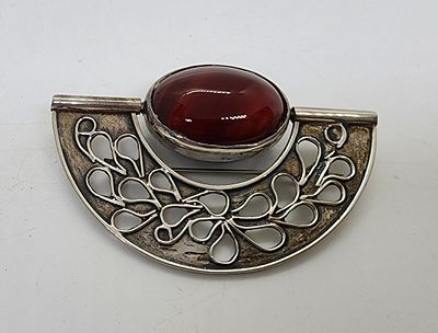 סיכה מכסף 925 מיוחדת . מסתובבת עם אבנים מיוחדות להתאים לבגד , שחור או חום. ניסור מיוחד. מידה: 