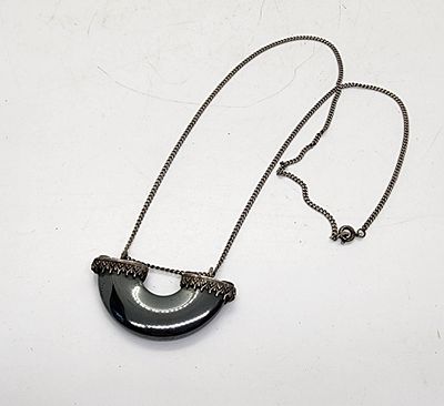 שרשרת מכסף 925 עם תליון מרשים אוניקס . 
מידה: טליון 2,5*4,5 ס״מ 
שרשרת 49 ס״מ