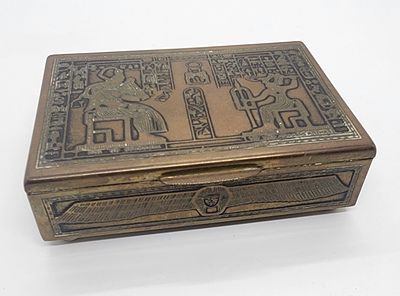 קופסה מיוחדת נחושת ישנה , עיטורים מצריים קלאסיים . 
מידה: 11.5 על 8.5 סמ גובה 3.5 סמ