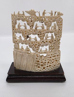 פריט מיוחד גילוף בשן-הב . סצנה של אנשים סינים בקומות . נתון על בסיס עץ . 
מידה כולל הבסיס : 