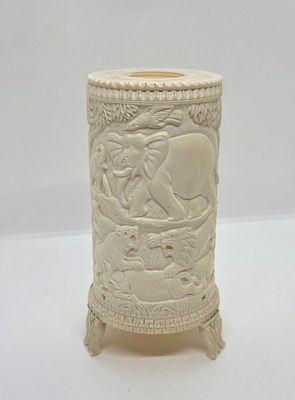 עבודה מיוחדת , גילוף נהדר בשן - הב . סצנה של ציד. אריות צדים פיל - ושלל חיות אפריקה . פטינה 