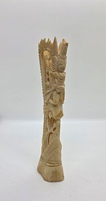 גילוף ישן בעצם. אשה או דמות אלה מהמזרח הרחוק. מידה: 17 על 4 סמ