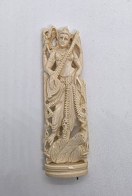 אמנות המזרח הרחוק. מגולפת בחומר טבעי. 
על פי ה-AI - האלה סאראסוואטי, המזוהה עם ידע, מוזיקה 