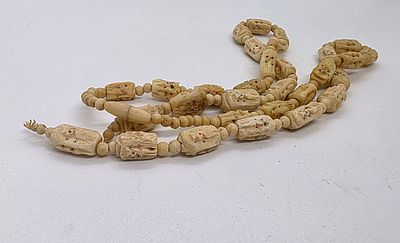 מזרח רחוק - מחרוזת מחרוזים מגולפים מחומר טבעי. כנראה עצם. עם נקודות צביעה באדום וירוק.