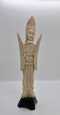 מזרח רחוק. גילוף בשן. חומר טבעי לבן. דמות יפה עם בגד מסורתי 
מידה כולל בסיס : 25.5 על 6.5 סמ