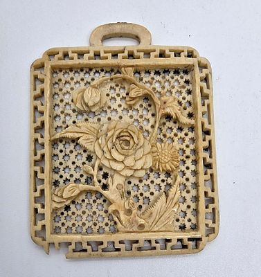 עבודת גילוף מדהימה אירופאית בחומר טבעי. שן-הב. ממש עבודת תחרה. עם פרחים. פגם קטן מצולם במסגרת. 