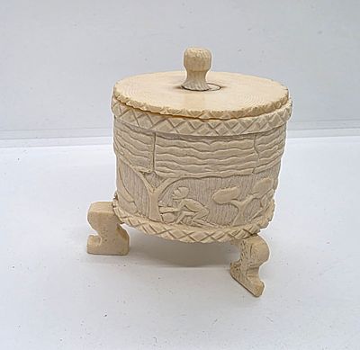 קופסה אפריקאית, מגולפת בשן - הב. עיטורים של סצנות מחיי הכפר מסביב לקופסה בעלת 3 הרגליים 
מידה: 