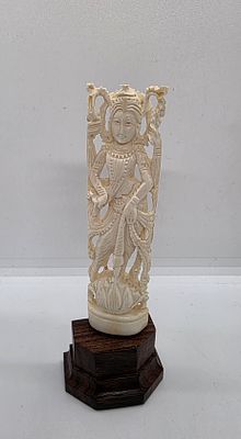 מזרח רחוק. גילוף בשן - הב, אלה על פרח הלוטוס. כנראה הודו. 
על כן מעץ. 
מידה כולל בסיס : 13.5 על 