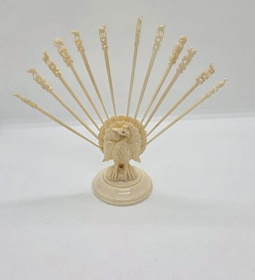 מחזיק קיסמי שיניים משן - הב. 
דמות טווס מקסימה עם נוצות מפורטות יפה ובה חורים לנעיצת 12 קיסמים 