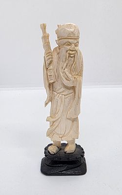 אוקימונו, פסלון של חכם סיני זקן מגולף ביד מחומר טבעי שן - הב. ניצב על כן מעץ. 
מידה כולל בסיס : 