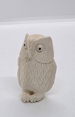 ינשוף פסל מגולף מחומר אורגני - שן - הב . 
מידה : 5.5 על 3.5 סמ