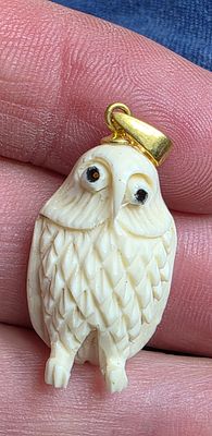 ינשוף תליון מגולף מחומר אורגני - שן - הב . 
מידה: 2.5 על 1.5 סמ