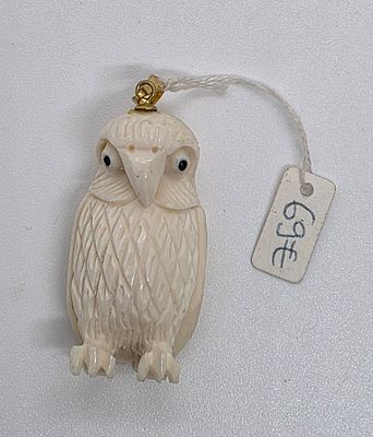 ינשוף תליון מגולף מחומר אורגני - שן - הב . 
מידה: 4 על 2.3 סמ