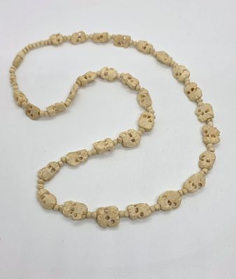 מחרוזת פילים מגולפת מחומר אורגני. כנראה עצם. 
כל חרוז גדול מגולף בצורת פיל ובין אחד לשני 