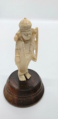 פסל מחומר אורגני, שן - הב. דמות גבר. על מעמד עץ. 
מידה כולל בסיס : 7 על 4 סמ