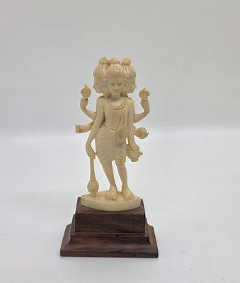 פסל של אלה, הינדו, מגולף לעילא מחומר אורגני שן - הב. אלה הודית המורכבת משלוש דמויות נשים. על כן 