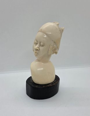 פסל שן-הב דמות אפריקאית . של אשה עם צמות אפריקאיות .פגמים לצמות מצולם. פטינה ישנה. 
מידה כולל 