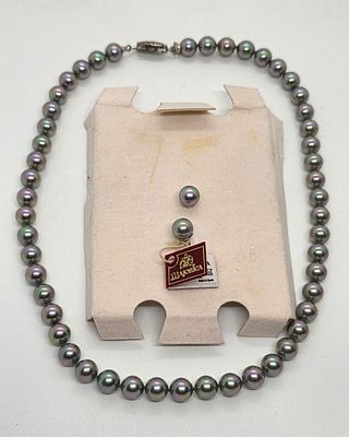 מחרוזת ועגילים תוצרת מיורקה ספרד. לא פנינים אמיתיות . אבל דיי משכנעות באיכות וביצרן. מידת 