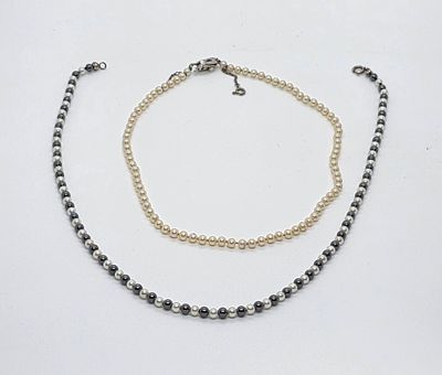 לוט של 2 שרשראות אופנה . סוגר מכסף 925 . 
מידת השרשרת שחור לבן; 45 סמ 
שרשרת סגנון פנינים 