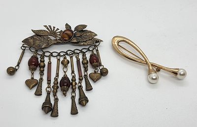 לוט של 2 סיכות אופנה 
מידת סיכת נחושת : 10 על 8 סמ 
מידת הסיכה המוזהבת : 8 על 