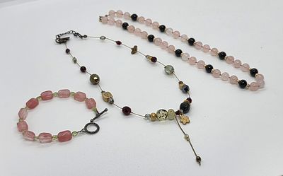 לוט של שרשראות אופנה וצמיד אבנים קוורץ ורוד. שרשרת אחת של מעצבת בשם אורלי חגי 
מידת הצמיד: 20 