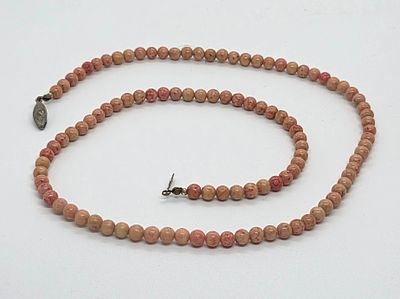 שרשרת ישנה ומיוחדת חרוזים בגוונים של ורוד בייג' אורך השרשרת 65 סמ 
מידת חרוז: 0.5 סמ