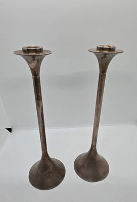 פמוטים מכסף 925 חתומים תוצרת ישראל מקשת כסף 
מידה: 24.5 על 8 סמ . 
משקל: 185 גרם