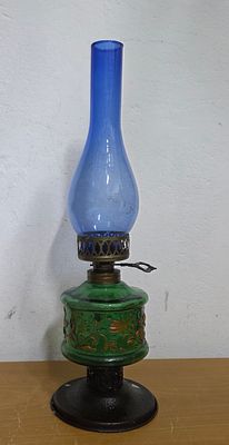 עששית ישנה מזכוכית צבעונית . המנורה הכחולה כנראה לא המנורה המקורית . לא יושבת טוב . מידה: 44 על 