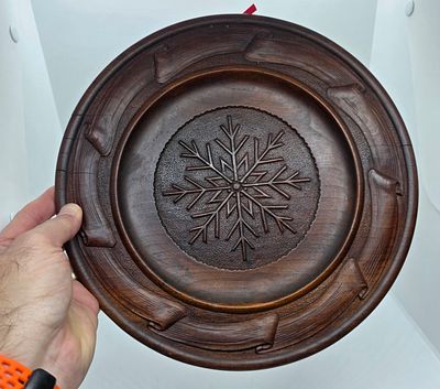 צלחת עץ עם גילוף נהדר . עבודה מיוחדת, תבליט של פתית שלג . חתום מאחור , כנראה תוצרת גרמניה. 