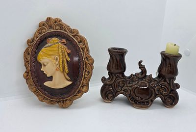 לוט של 2 פריטים , תמונה/פלק של אשה , יציקה של גבס . מידה: 15.5 על 12 סמ 
ופמוט דו-קני 