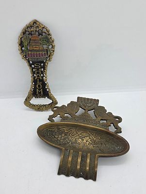 לוט של 2 פרטי ישראליאנה נחושת ישראלית פותחן בקבוקים מקדש הבהאים בחיפה. עם כיתוב 