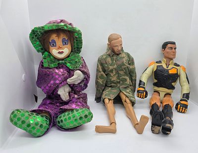 לוט של 3 בובות , 2 בובות כנראה מסרט או סדרה. מידה: 31 על 12 סמ . בובת ליצן; 34 על 12 סמ בד וראש 