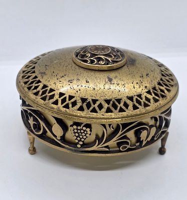 קופסת נחושת ישראלית חתומה אופנהיים, עם עיטורים של גפן 