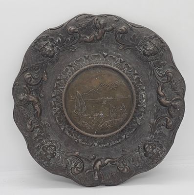 צלחת נחושת ארט נובו , עם עיטורים נהדרים של ראשי אריות ומלאכים , עם סצנה במרכז של נוף איטלקי. , 