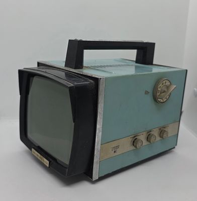 טלוויזיה קטנה , לנשיאה ולנסיעה. תוצרת ברית המועצות. לא נבדקה תקינות. ימכר AS 