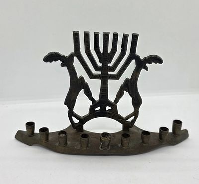 חנוכיה ישראלית ישנה פליז משנות החמישים שישים. עם צמד איילות לצד מנורה . 