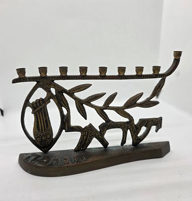 חנוכיה מפליז מיוחדת ישראלית . עיצוב מיוחד עם נבל ועלה זית. 
מידה: 