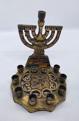 חנוכיה מיוחדת עבודה לא שכיחה. יצרן לא שכיח. חתום אבדה 