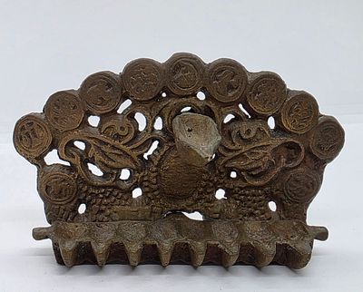 חנוכיה מיוחדת מיניאטורית, עשויה מפליז , פטינה ישנה . מדליוני גלגל המזלות 