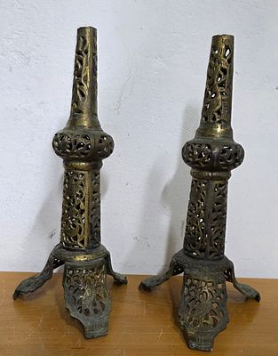 צמד פמוטים ענקיים . פליז , עבודה ישראלית ישנה. פטינה נהדרת. עם עיטורי חיות 