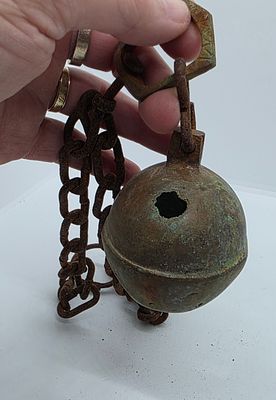 פעמון נחושת ישן מאוד פטינה ישנה. ראו צילומים, ימכר AS IS 
מידת הפעמון. 
