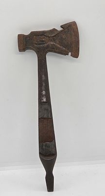 גרזן ישן חתום עם ידית שהיא כלי עבודה נוסף מברג. מידה: 24.5 על 9 סמ 
ברזל ישן עם פטינה . 
פריט 