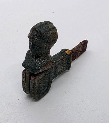 מנצלך מנשלך. ממתכת צבוע בירוק. 
מצב טוב. 
מידה: 10 על 7 סמ במצב סגור.